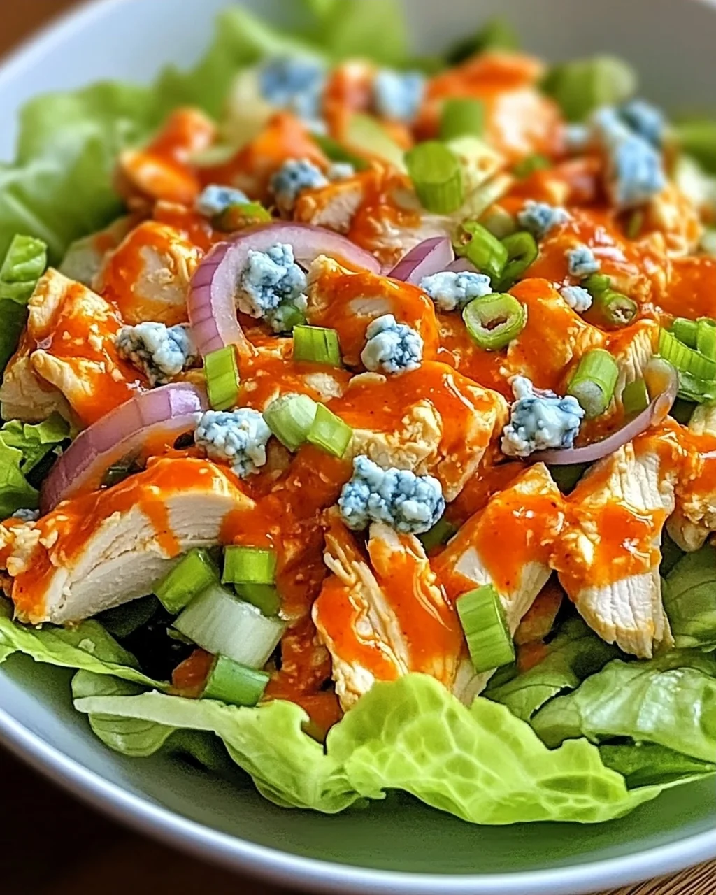 Buffalo-Hühnchen-Salat: Schnell & Würzig genießen