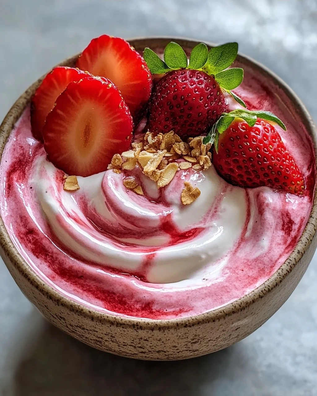 Erdbeer Swirl Smoothie Bowl: Das ultimative Sommer-Rezept