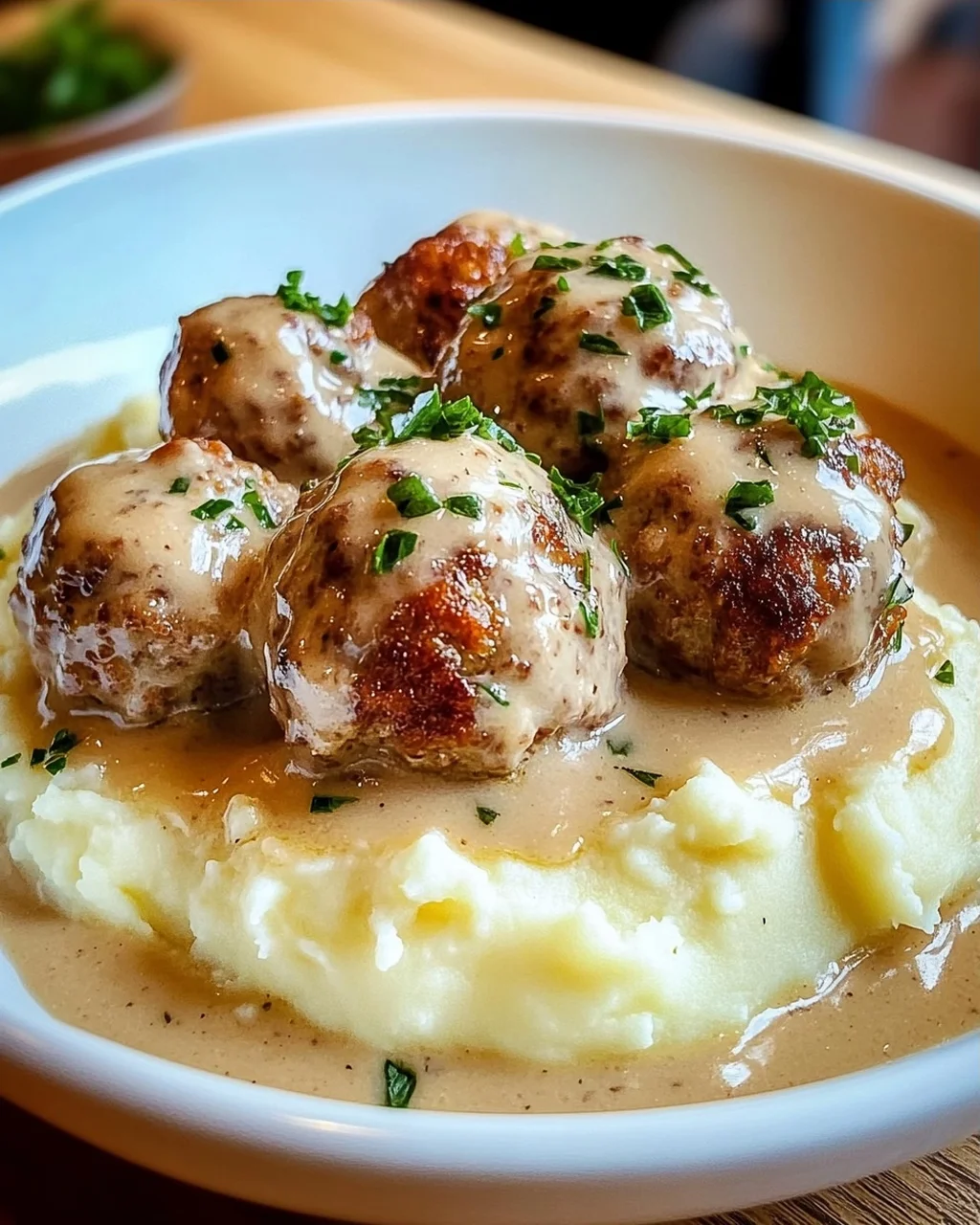 Hackbällchen in cremiger Sauce mit Kartoffelpüree