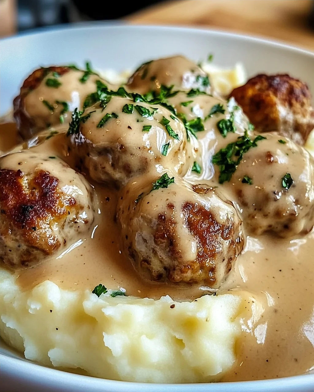 Hackbällchen in cremiger Sauce mit Kartoffelpüree