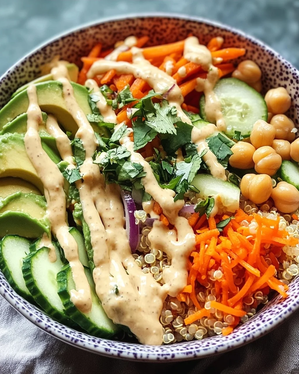Quinoa-Gemüse-Bowl mit Tahini-Dressing