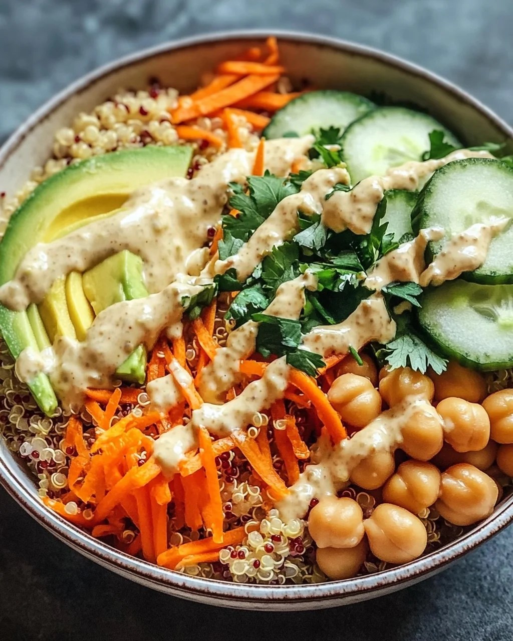 Quinoa-Gemüse-Bowl mit Tahini-Dressing