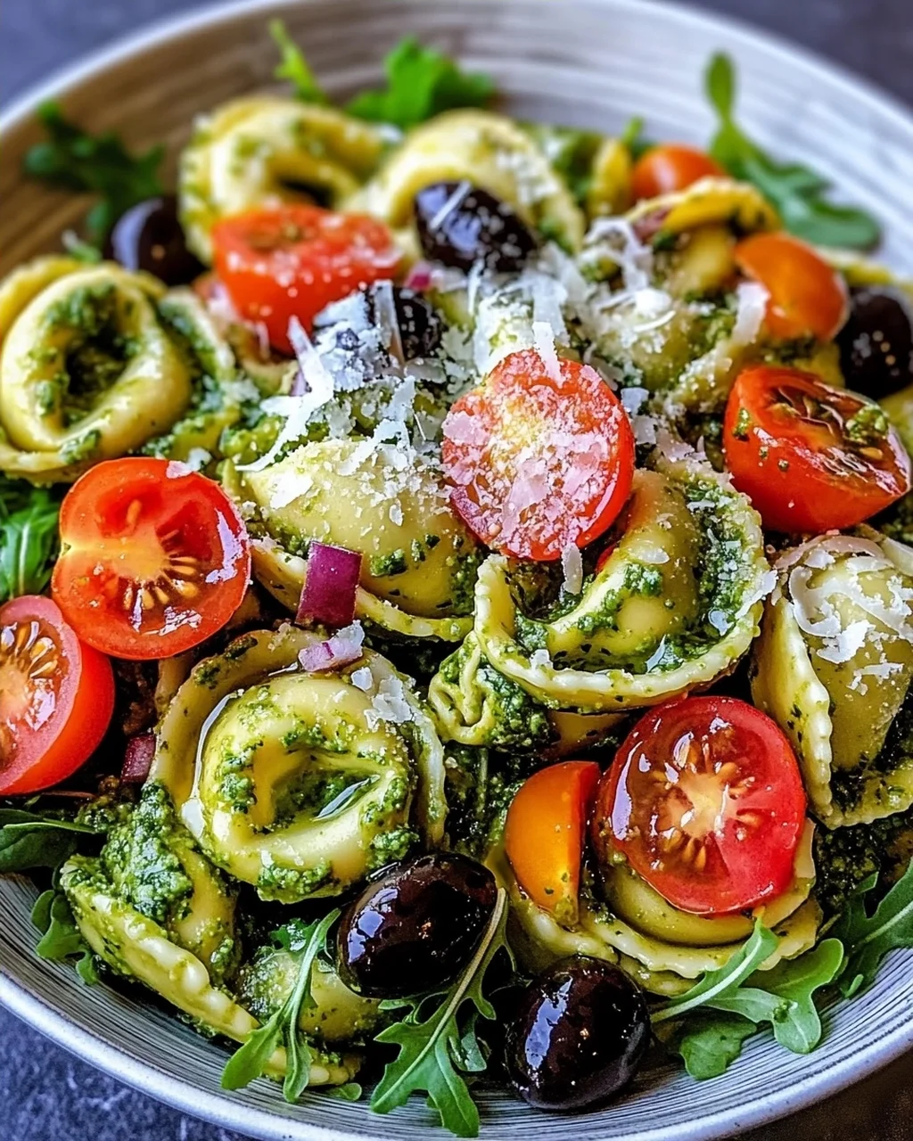 Tortellini-Salat mit Pesto